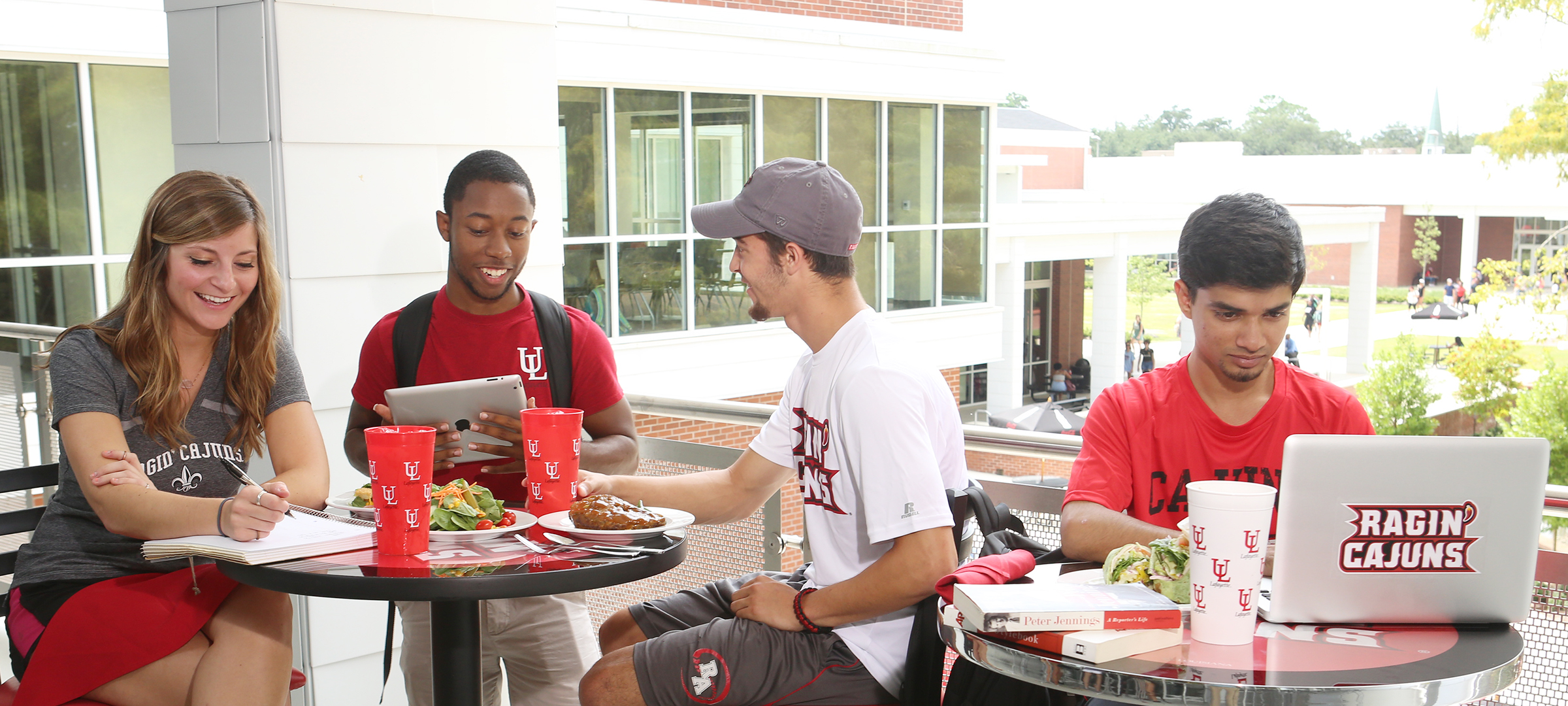 UL Lafayette students eating lunch outsite of Cypress Dining Hall