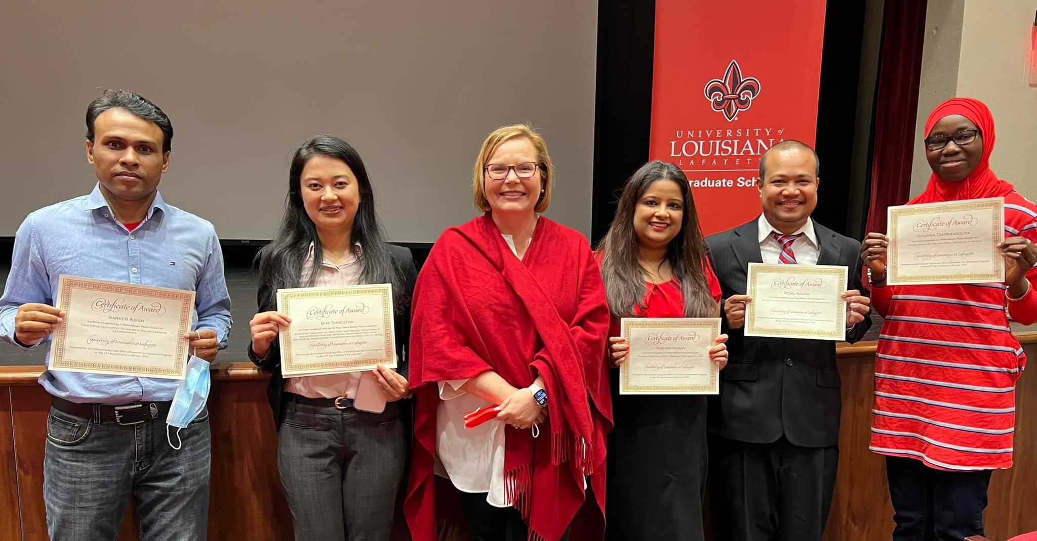 3MT Finalists posing with Dr. Farmer-Kaiser holding their certificates